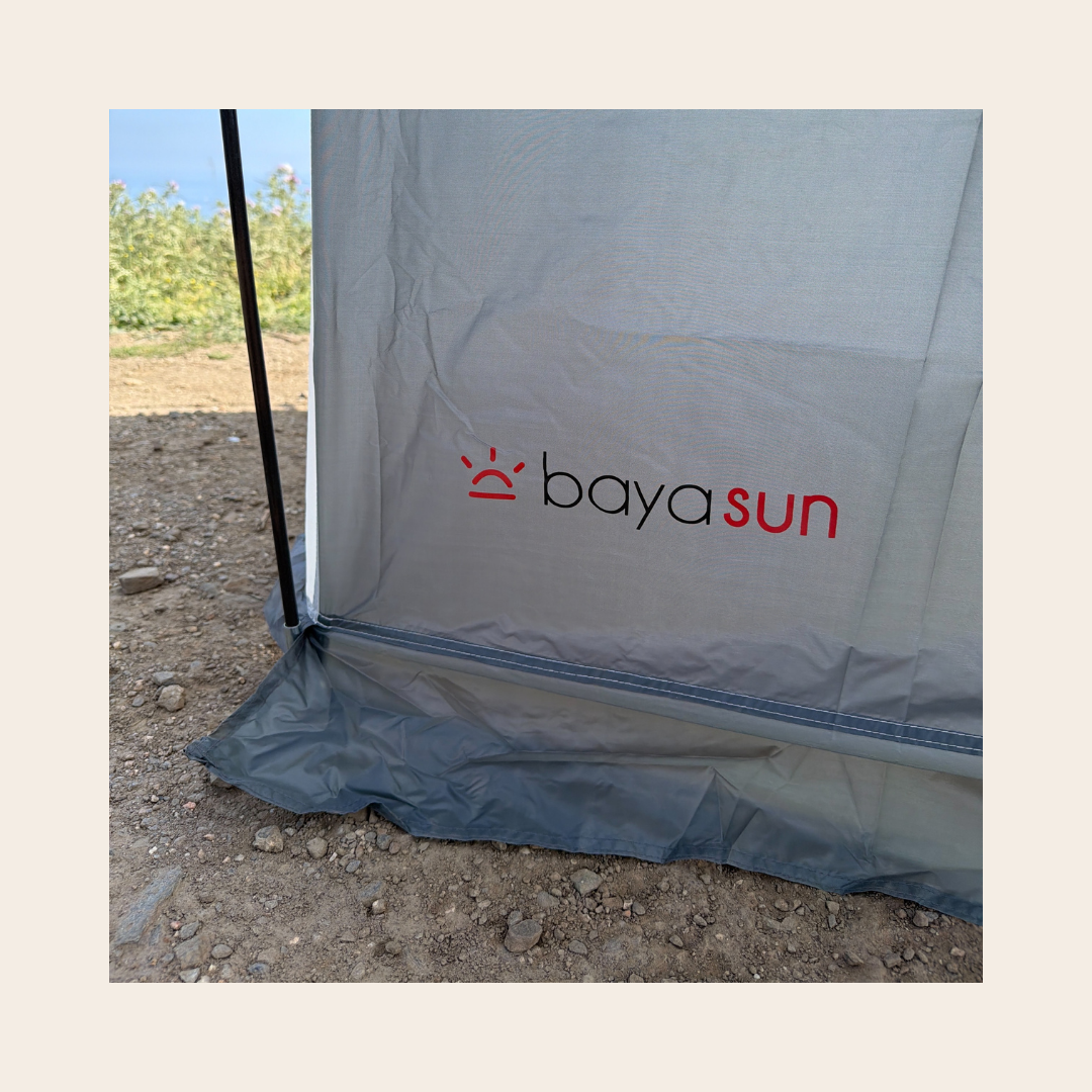 Zoom sur la porte avec la marque BAYASUN inscrit dessus