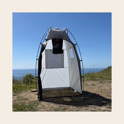 douche solaire installée à l'intérieur d'une cabine de douche sur un spot
