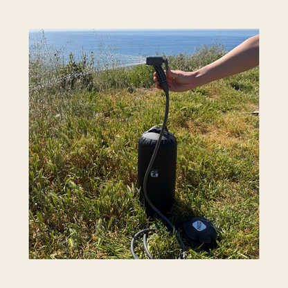 douche à pompe en action avec l'eau qui sort du pommeau 
