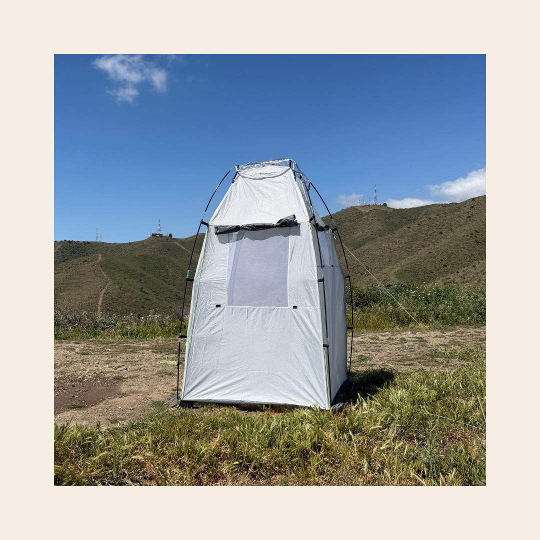 Cabine de douche vue de derrière avec les fermetures de fenêtres ouvertes