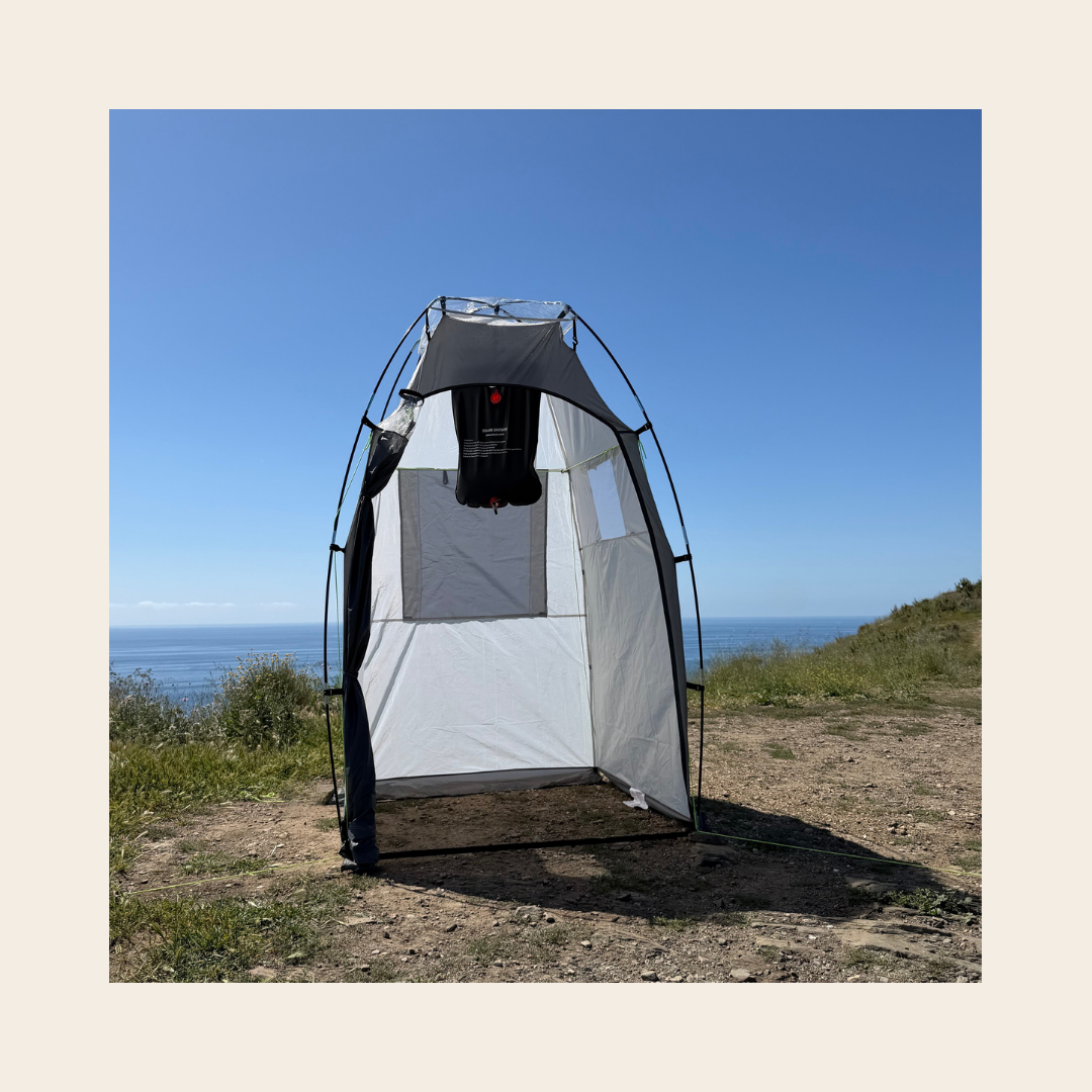 Installation d'une douche solaire à l'intérieur de la cabine de douche 