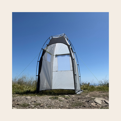Cabine de douche avec porte ouverte installée sur un spot