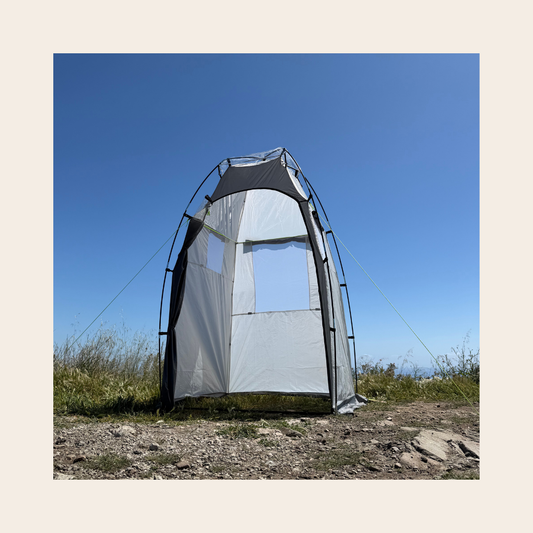Cabine de douche avec porte ouverte installée sur un spot