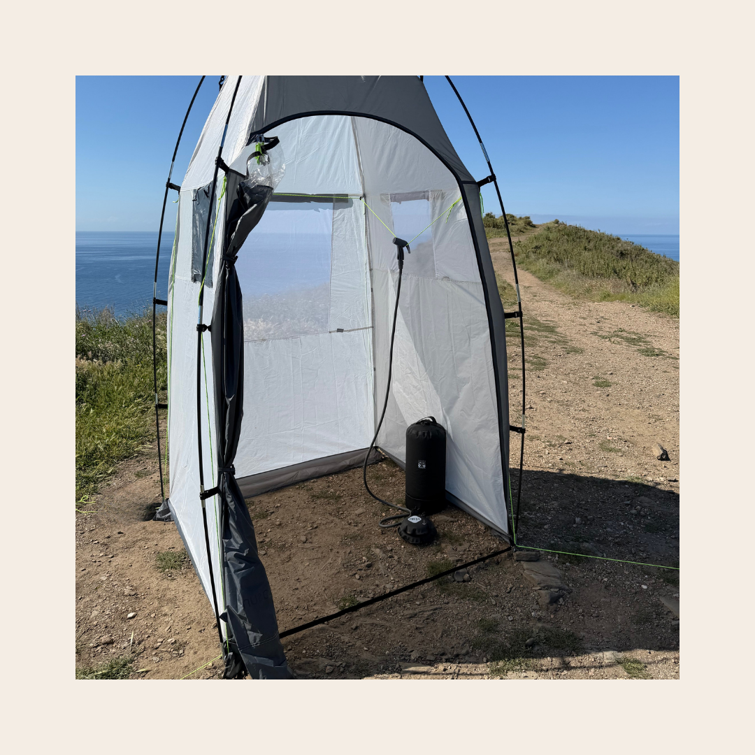 Installation d'une douche à pompe à l'intérieur de la cabine de douche 