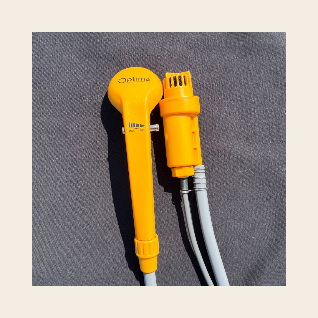 pommeau de la douche avec son bouton de débit et la pompe 