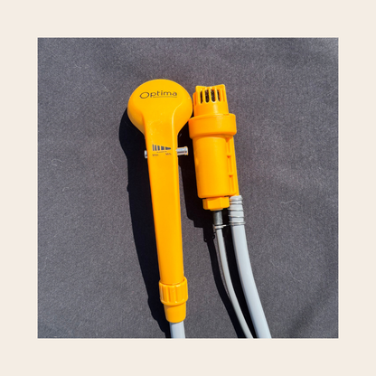 pommeau de la douche avec son bouton de débit et la pompe 