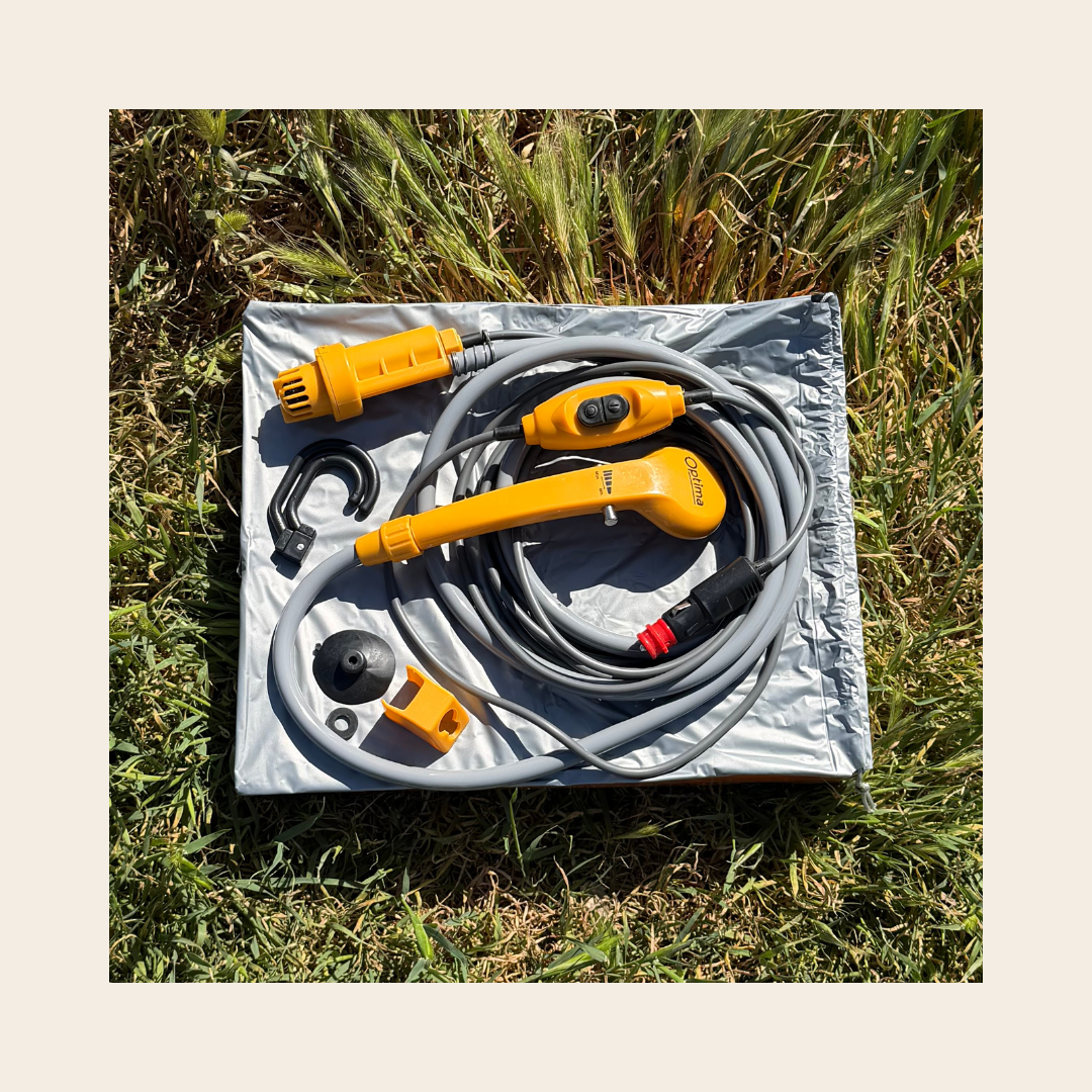 Kit complet de la douche nomade 12V avec tout ses accessoires et son sac de rangement