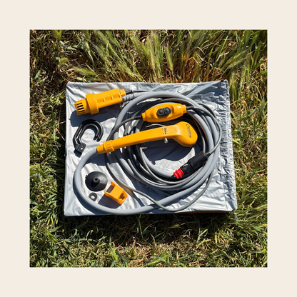 Kit complet de la douche nomade 12V avec tout ses accessoires et son sac de rangement