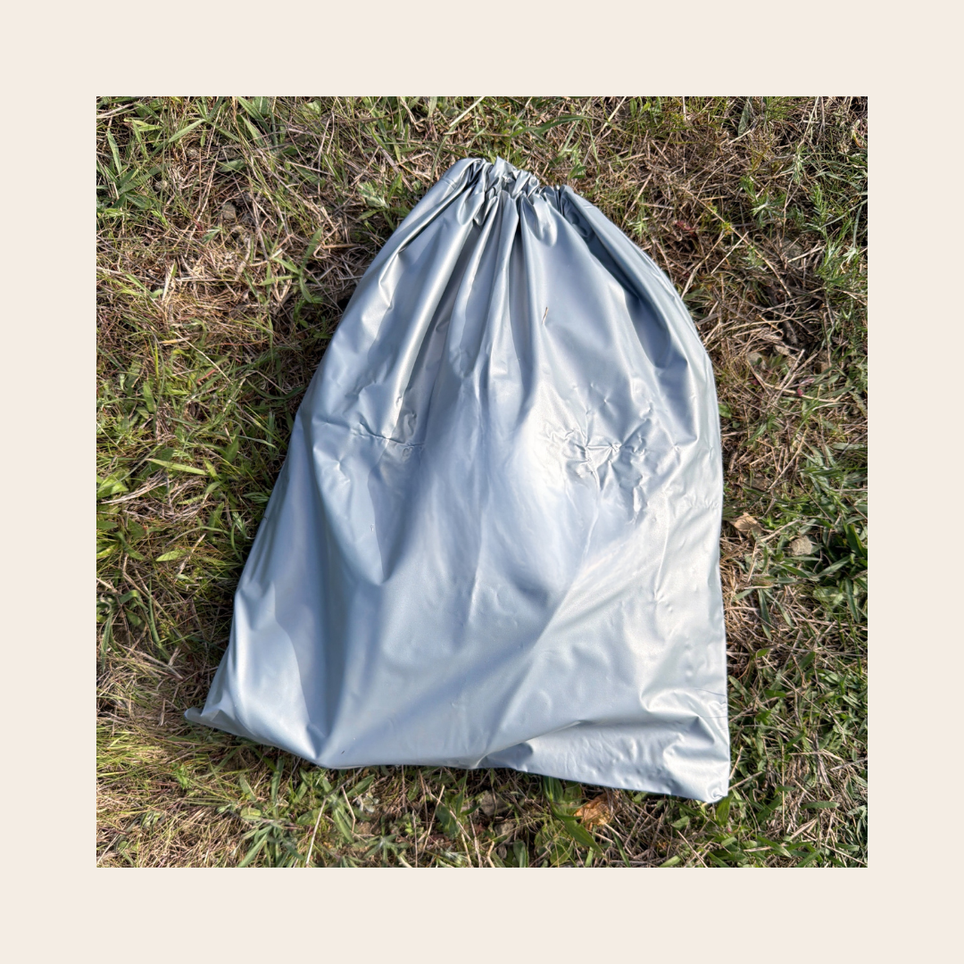 Sac de rangement rempli avec la douchette et tout ses accessoires à l'intérieur