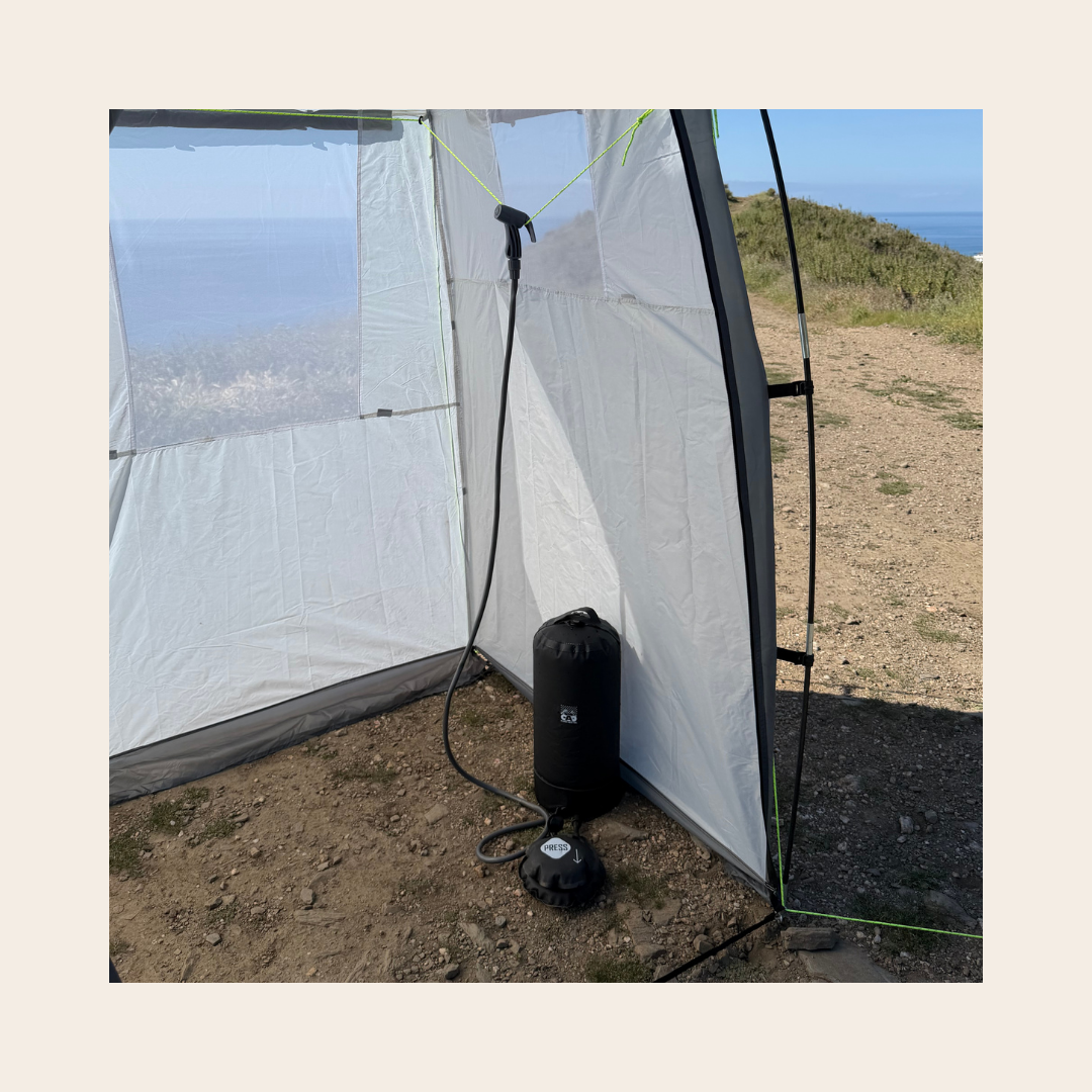 douche à pompe installée dans une cabine de douche 